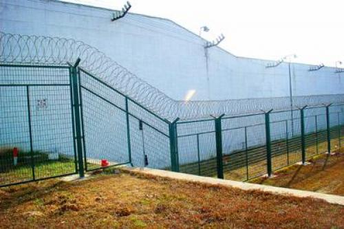 监狱围墙外10米警戒区金属隔离网的安装方法