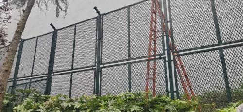 监狱围墙内外侧、监管区之间4米高刺绳隔离网设计方案