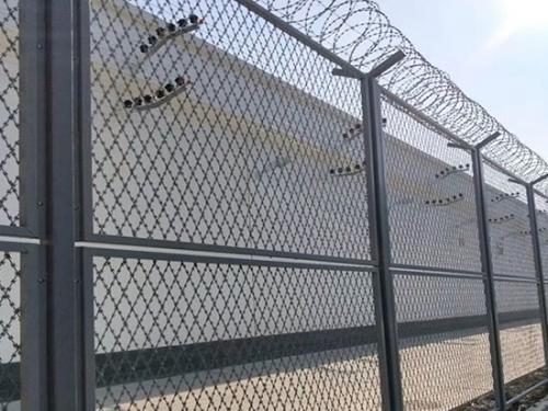 监狱防攀爬金属隔离网需要符合监狱总平面布置要求