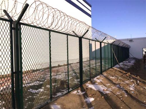 强制隔离戒毒所安全隔离网加装蛇腹型刀片刺绳