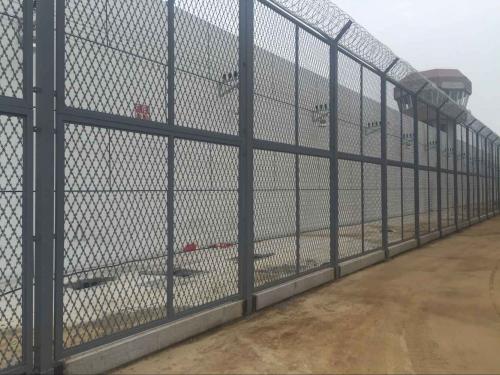 高度戒备监狱7.2米高监墙用刀刺隔离网规格
