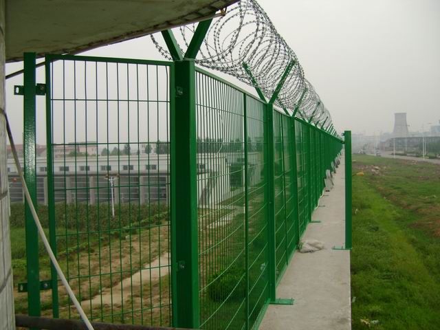 监狱高墙钢网墙